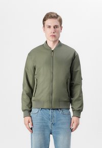 Куртка бомбер