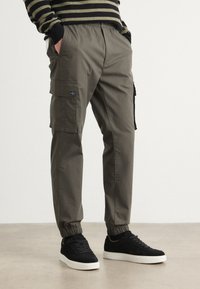 Брюки с накладными карманами