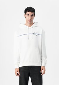 Пуловер с капюшоном