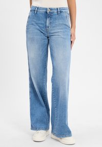 Свободные джинсы Свободные джинсы