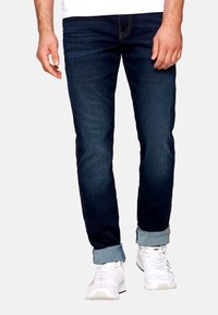 Прямые джинсы