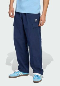 Брюки с накладными карманами