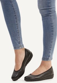 Туфли на танкетке