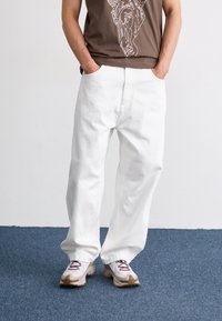 Свободные джинсы