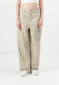 Брюки с накладными карманами