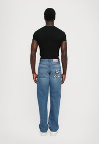 Свободные джинсы Свободные джинсы