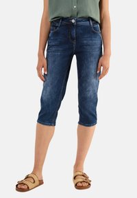 Короткие джинсы