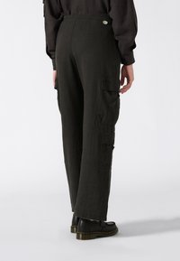 Брюки с накладными карманами