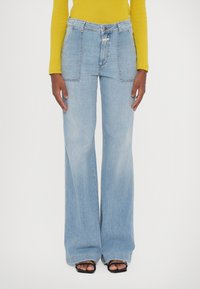 Клешеные джинсы