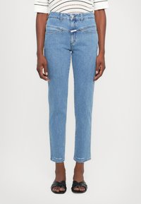 Прямые джинсы