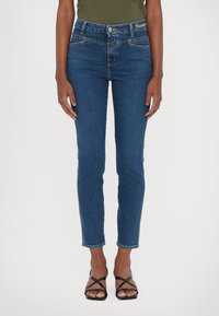 Короткие джинсы