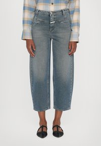 Короткие джинсы