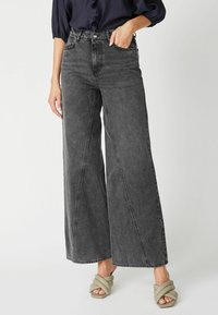 Клешеные джинсы