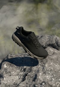 Походные кроссовки