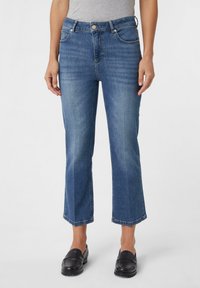 Короткие джинсы