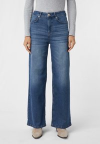 Клешеные джинсы