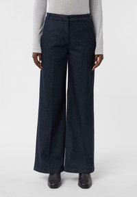 Клешеные джинсы