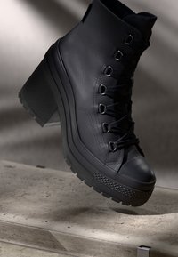 Ботинки на шнуровке