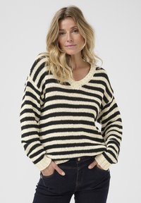 Пуловер в полоску