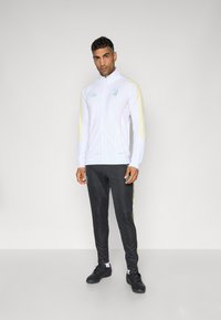 Спортивный костюм Спортивный костюм