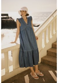 Джинсовое платье