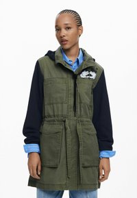 Куртка с накладнымит карманами