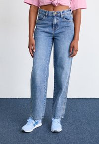 Свободные джинсы