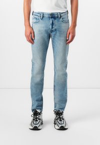 Прямые джинсы