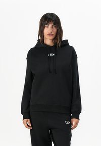 Пуловер с капюшоном