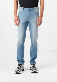 Прямые джинсы