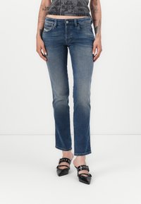 Узкие джинсы