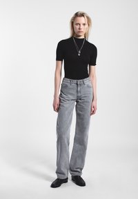 Прямые джинсы