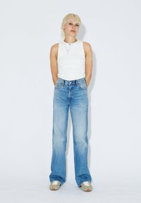 Прямые джинсы