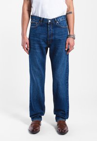 Прямые джинсы