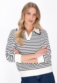 Пуловер в полоску