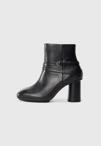 Полусапожки на высоком каблуке