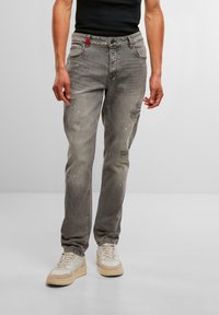 Узкие джинсы