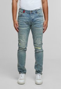 Узкие джинсы