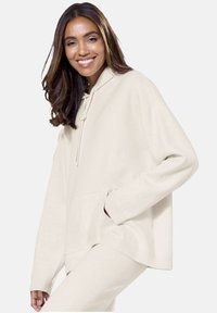 Пуловер с капюшоном