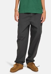 Брюки с накладными карманами