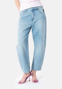 Свободные джинсы