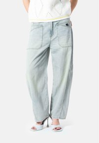 Свободные джинсы