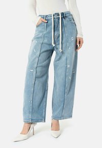 Свободные джинсы