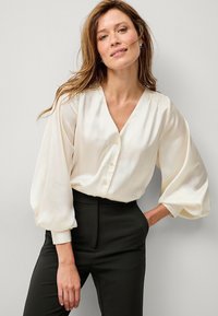 Атласная блузка