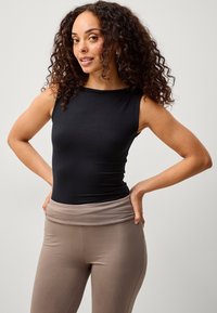 Блузка без рукавов