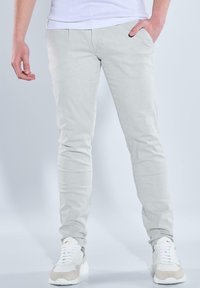 Узкие джинсы