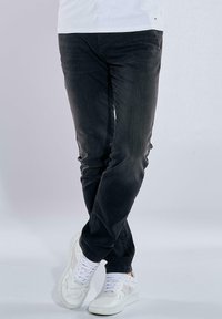 Узкие джинсы