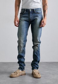 Узкие джинсы