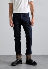 Узкие джинсы