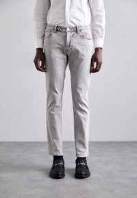 Узкие джинсы